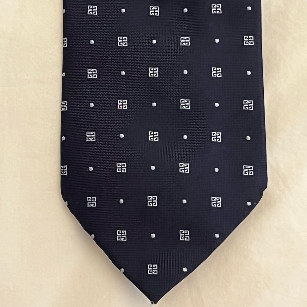 Blue givenchy logo tie. Excellent condition.